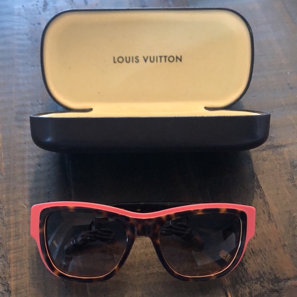 Louis Vuitton sunglasses lightly used in excellent condition ! - Picture 8 of 9